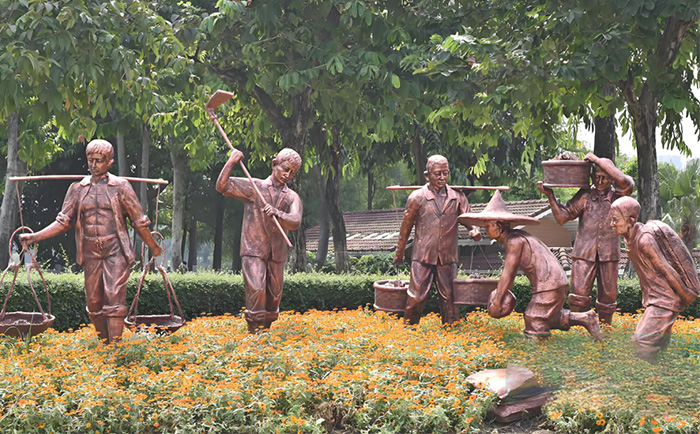 銅雕人物，為步行街注入“人情味”