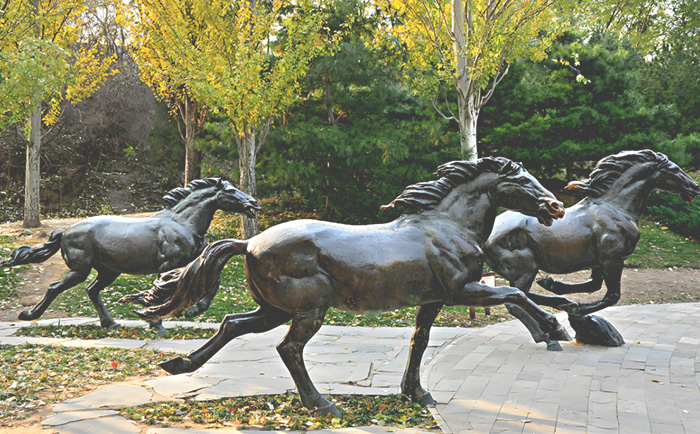廣場銅馬雕塑——駿馬奔騰 ，鑄就永恒