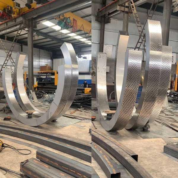 不銹鋼雕塑是因?yàn)槟男﹥?yōu)點(diǎn)被應(yīng)用的呢？