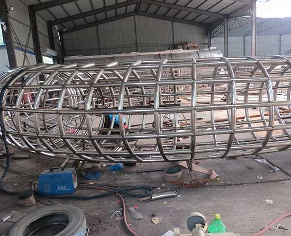 我們和不銹鋼雕塑廠家怎樣進(jìn)行雕塑的溝通制作呢？