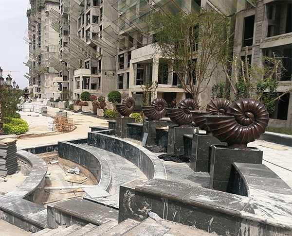 那玻璃鋼雕塑上色的時(shí)候要注意什么呢？