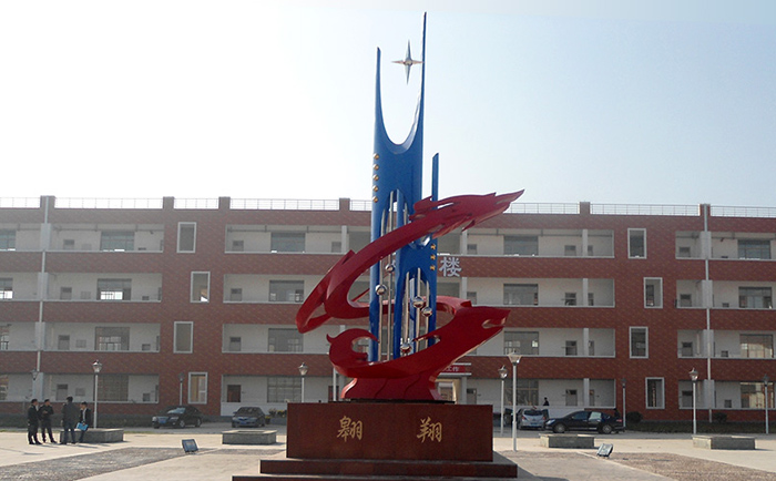 不銹鋼雕塑制作完成之后，需要對表面進(jìn)行打磨噴漆，這樣才可以獲得想要的表面效果，不銹鋼雕塑打磨噴漆有一些注意事項(xiàng)，下面給大家介紹一下。